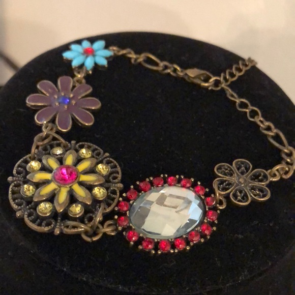 Flower rhinestone charm bracelet - Picture 3 of 3